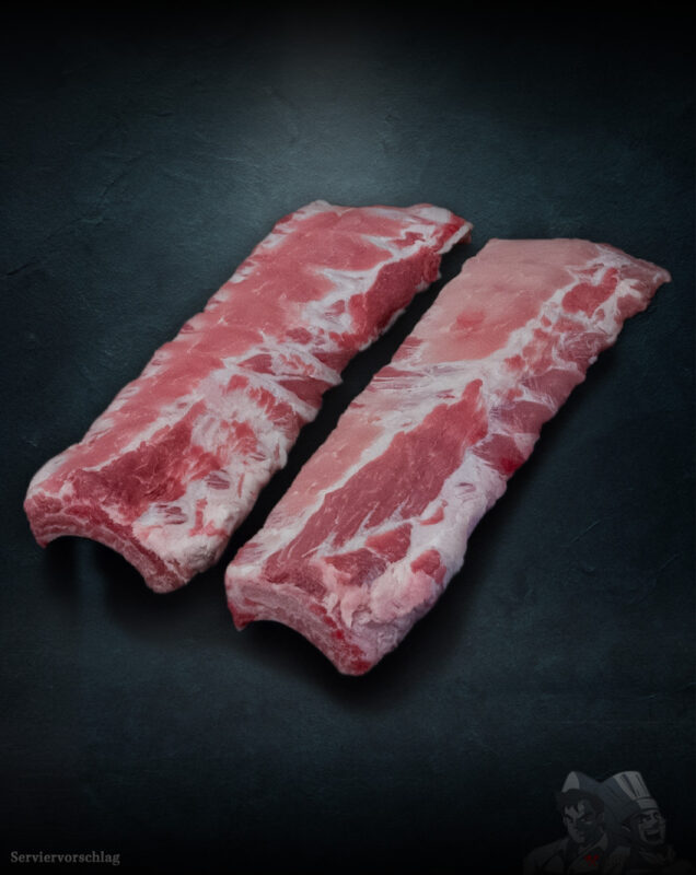 Baby Back Ribs (Kotelettrippen) vom Duroc-Schwein roh auf Steinplatte