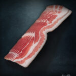 Saftiger, fein marmorierter Duroc Bacon – zart geräuchert und aromatisch im Duft