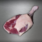 Barbarie Entenkeule (weiblich) roh aus Frankreich – edel präsentiert vor metallischem Hintergrund