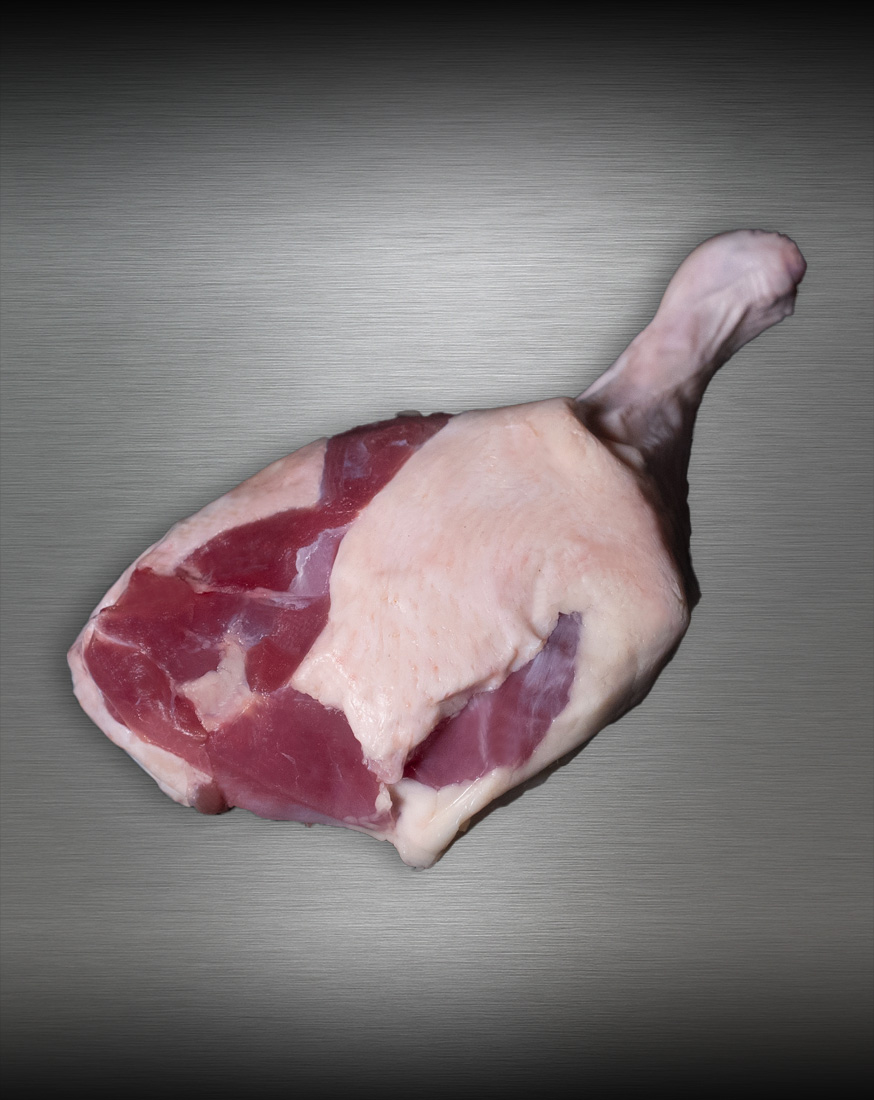 Barbarie Entenkeule (weiblich) roh aus Frankreich – Premiumqualität vor metallischem Hintergrund Barbarie Entenkeule (weiblich) roh aus Frankreich – edel präsentiert vor metallischem Hintergrund