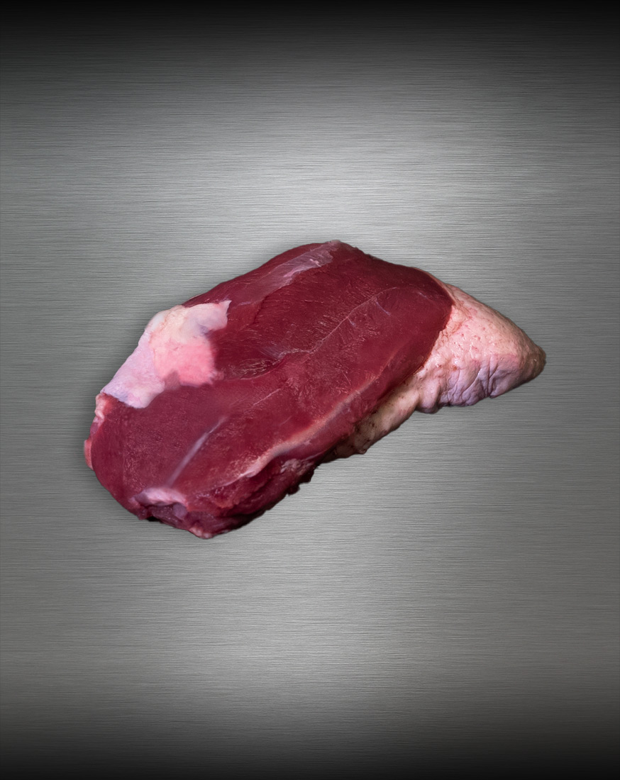 Barbarie Entenbrust aus Frankreich roh – edle Präsentation vor metallischem Hintergrund Weibliche Barbarie Entenbrust aus Frankreich – Exquisite Premium-Qualität. Zart, saftig und aromatisch. Perfekt für Gourmets. Jetzt bestellen!