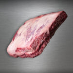 Beef Short Ribs US-Beef roh, edel präsentiert vor metallischem Hintergrund – Cedar River Farms Premium
