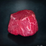 Rinderfilet Färse Pommern – zart marmoriertes Färsenfilet, roh, glänzend auf kühlem Metall angerichtet