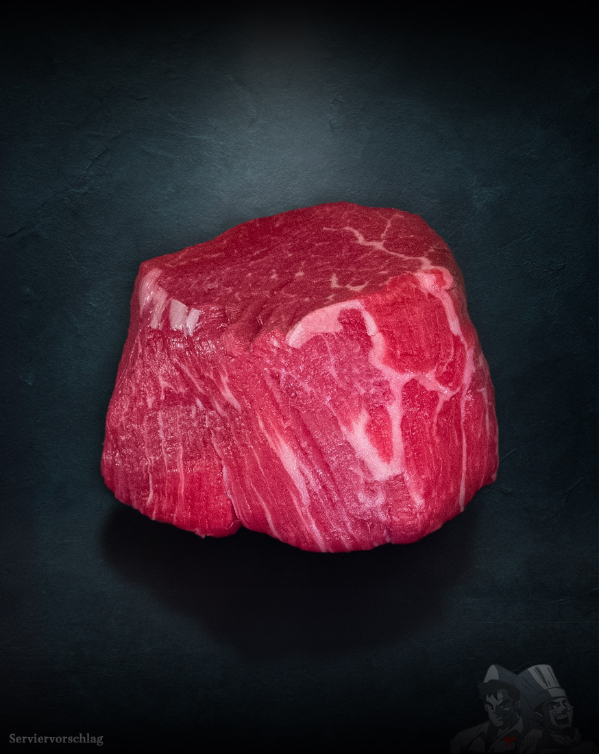 Rinderfilet Färse Pommern – edles Filetstück mit feiner Marmorierung und regionalem Ursprung Rinderfilet Färse Pommern – zart marmoriertes Färsenfilet, roh, glänzend auf kühlem Metall angerichtet