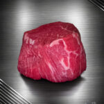 Rinderfilet Färse Pommern, roh fein marmoriert auf edler Platte