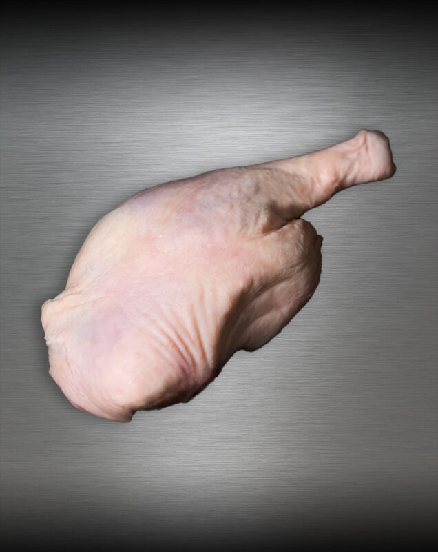 Gänsekeule aus Pommern roh, Premium-Geflügel edel inszeniert vor metallischem Hintergrund