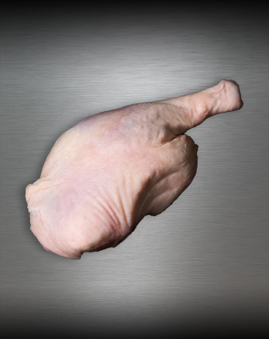 Gänsekeule aus Pommern – Premium-Geflügel in Extra-Qualität Gänsekeule aus Pommern roh, Premium-Geflügel edel inszeniert vor metallischem Hintergrund