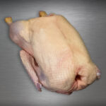 Gans aus Pommern Extra-Qualität roh, Premium-Geflügel vor metallischem Hintergrund