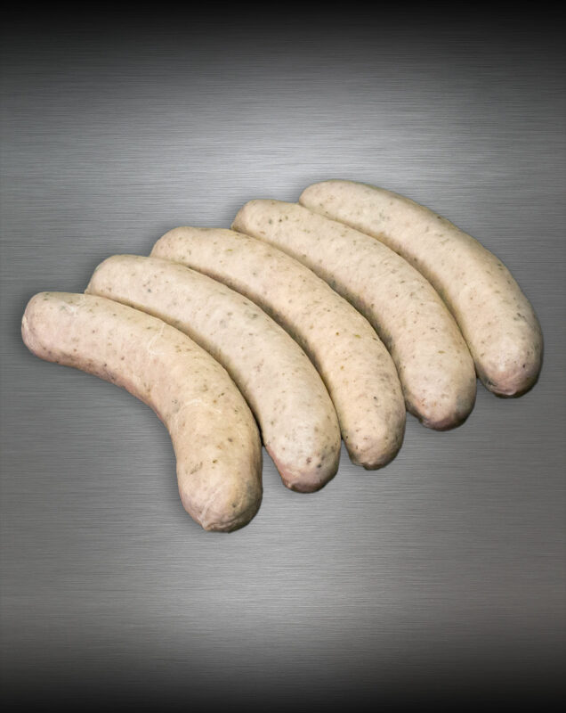 Fläming-Griller Bratwurst roh, grob und charakterstark – handwerklich inszeniert auf kühlem Metallhintergrund