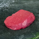 Hüftsteak vom Rind (Färse aus Pommern), saftig auf einem Schneidebrett