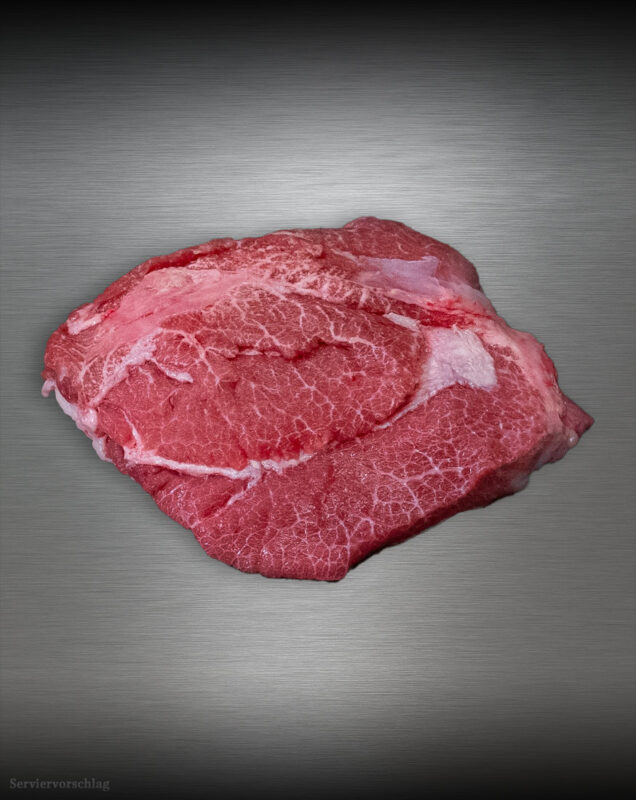 Kalbsbäckchen aus Berlin-Brandenburg auf Metallplatte roh