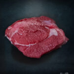 Fläminger Kalbsbäckchen aus Berlin-Brandenburg auf Metallplatte roh