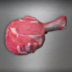 Zartes Kalbskarree aus Berlin-Brandenburg, roh auf Metallplatte