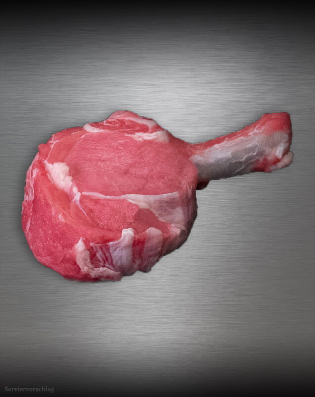 Zartes Kalbskarree aus Berlin-Brandenburg, roh auf Metallplatte