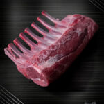 Zartrosa Lammkarree irisches Salzwiesenlamm mit frischen Kräutern