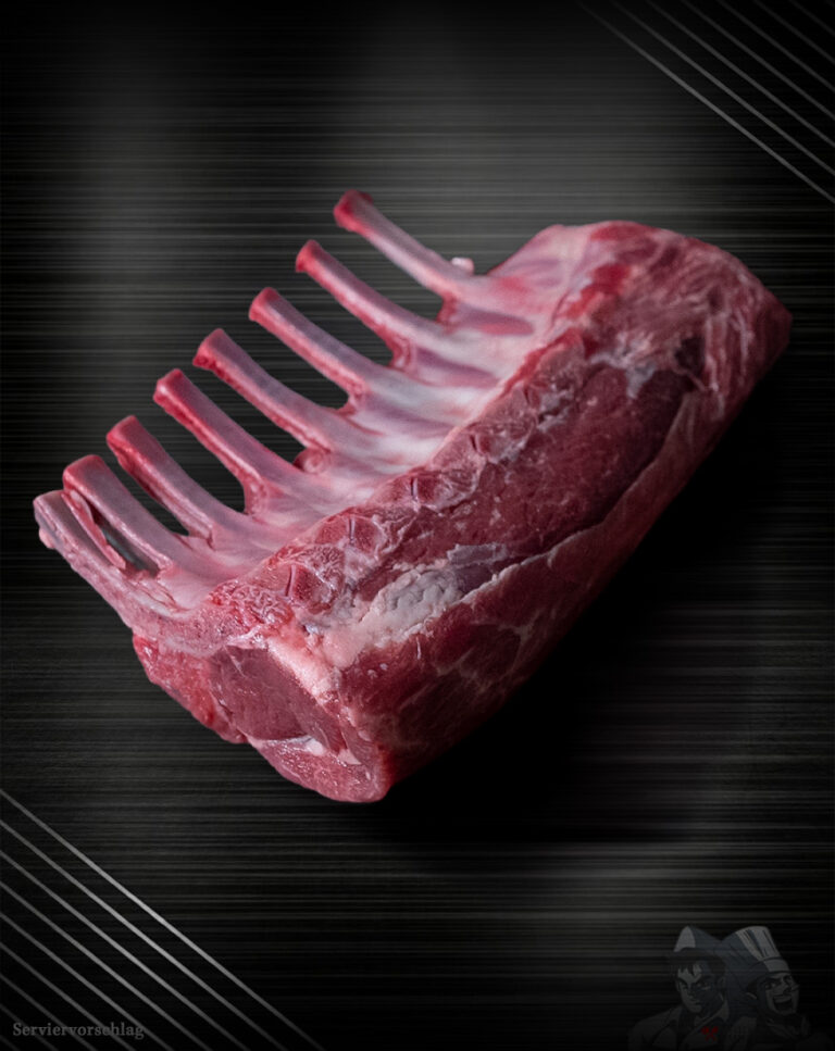 Zartrosa Lammkarree irisches Salzwiesenlamm mit frischen Kräutern