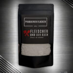 Pyramiden Salz – FuK Pharaonen-Flocken in einer Schale, neben frischem Gemüse