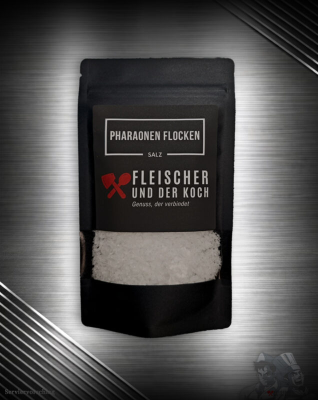 Pyramiden Salz – FuK Pharaonen-Flocken in einer Schale, neben frischem Gemüse