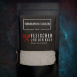 Pyramiden Salz – FuK Pharaonen-Flocken in einer Schale, neben frischem Gemüse