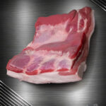 Rohes Stück Schweinebauch vom regionalen Duroc-Schwein mit gleichmäßiger Marmorierung und natürlicher Fleischfarbe