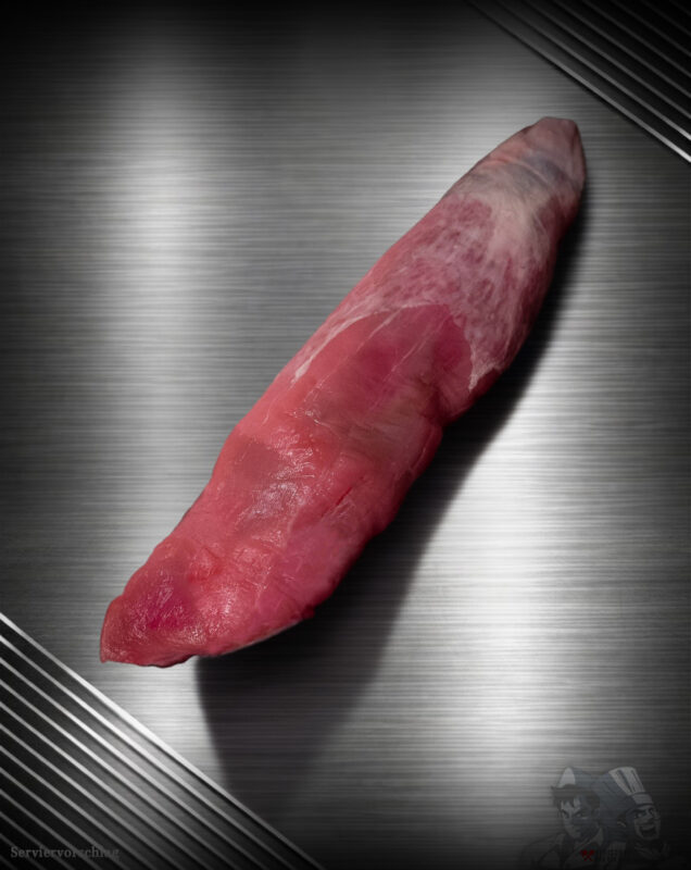 Rohes regionales Duroc Schweinefilet mit feiner Marmorierung auf neutralem Untergrund, frisch und sauber pariert.