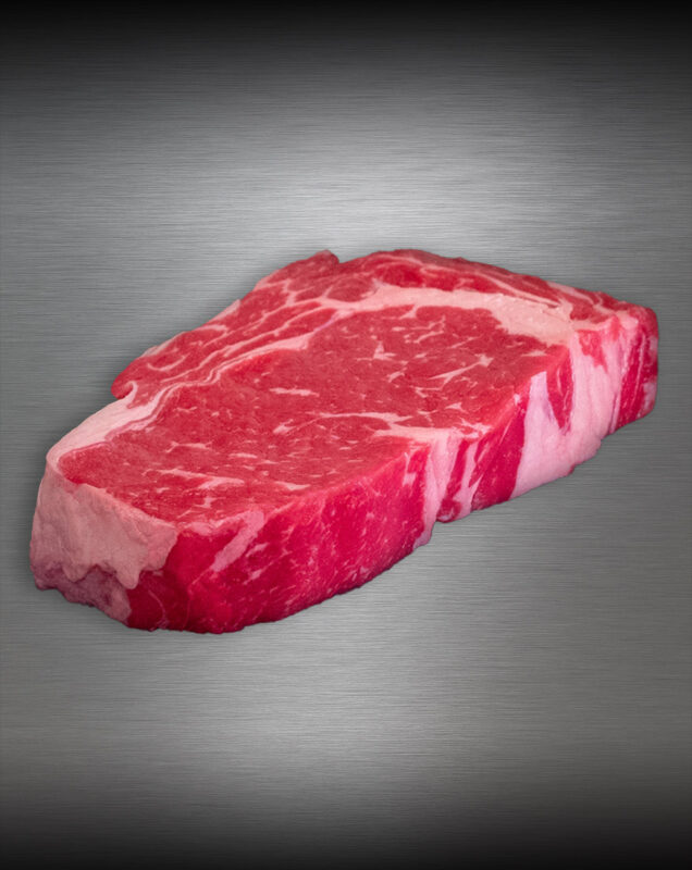 Rib Eye Steak Färse Pommern roh mit Fettauge auf Metalluntergrund