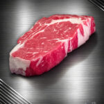 Rib Eye Steak Färse Pommern roh mit Fettauge auf Metalluntergrund