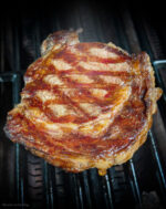 Ribeye Creekstone Farms USA auf dem Grill mit kräftiger Kruste