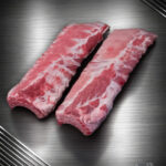 Regionale Duroc Baby Back Ribs im Rohzustand mit feiner Marmorierung und gleichmäßigem Zuschnitt