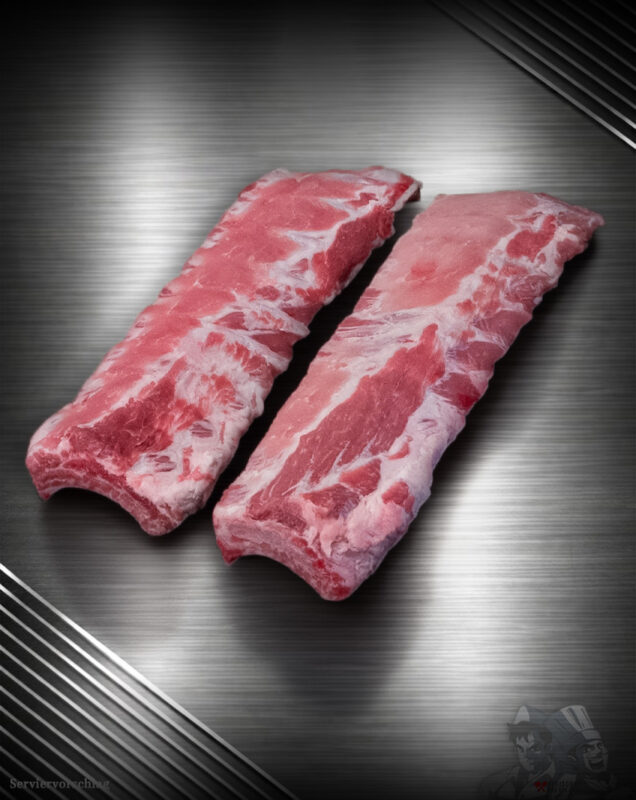 Baby Back Ribs (Kotelettrippen) vom Duroc-Schwein roh auf Steinplatte