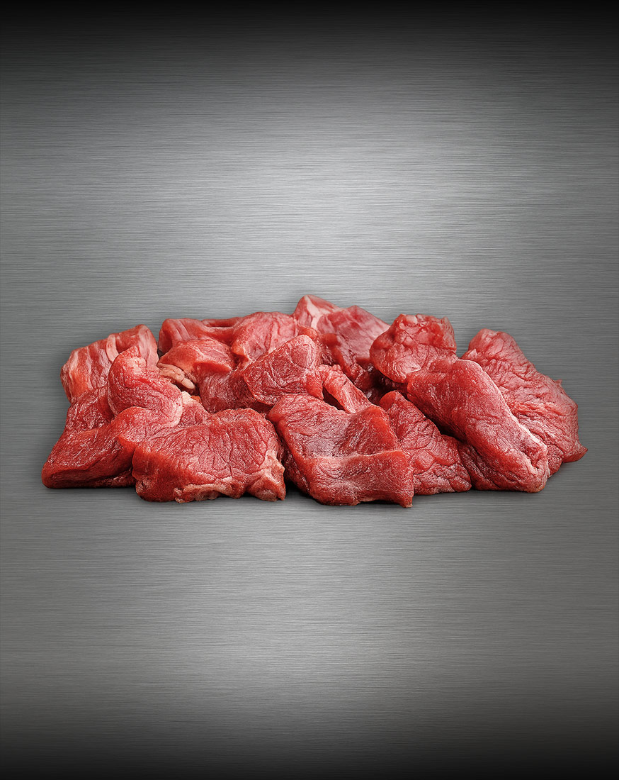 Rindergulasch aus Pommern – handgeschnitten Rindergulasch aus Pommern roh, gewürfelt auf Edelstahluntergrund