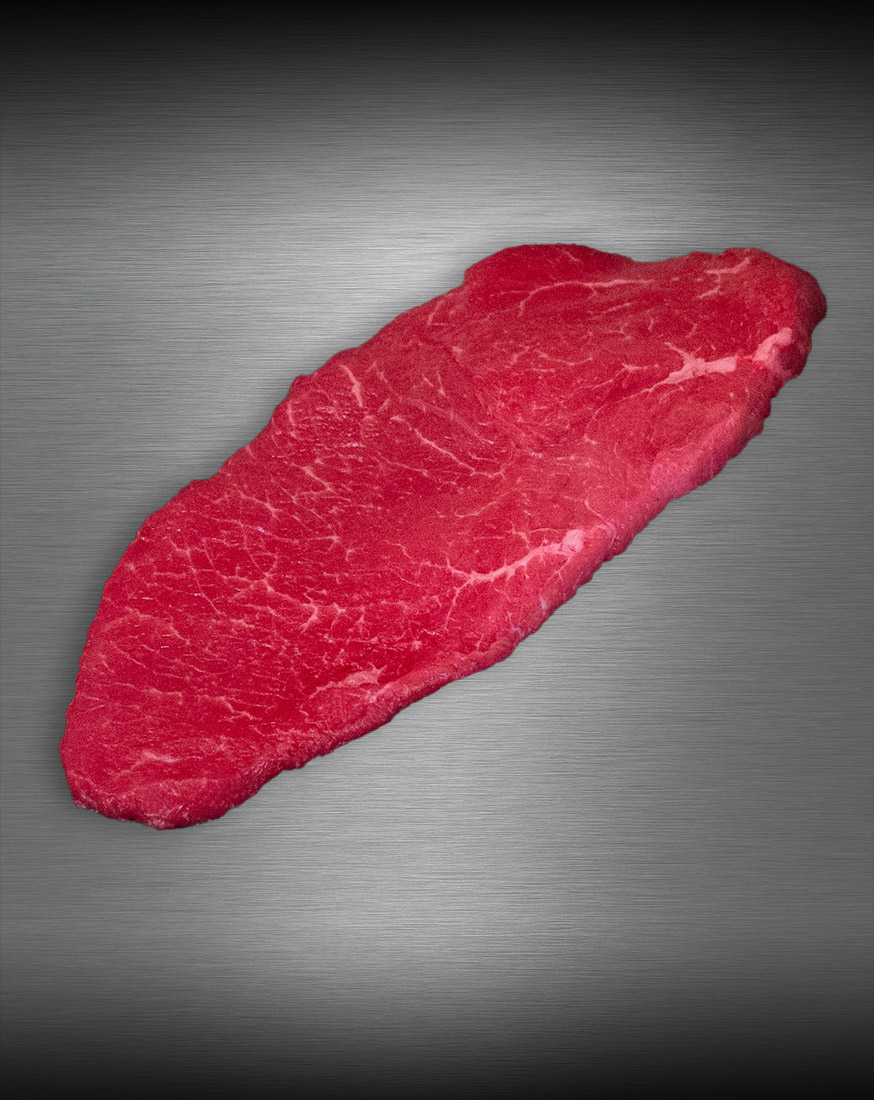 Rinderrouladen Färse Pommern Rinderrouladen Färse Pommern, roh geschnitten, fein marmoriert, auf kühlem Metallhintergrund präsentiert