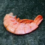 Argentinische Rotgarnelen Wildfang Patagonien roh auf Steinplatte