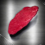 Rinderrouladen Färse Pommern, roh geschnitten, fein marmoriert, auf kühlem Metallhintergrund präsentiert