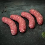 Frische Salsiccia aus eigener Herstellung auf einem Holzbrett