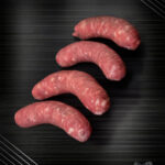 Frische Salsiccia aus eigener Herstellung auf einem Holzbrett