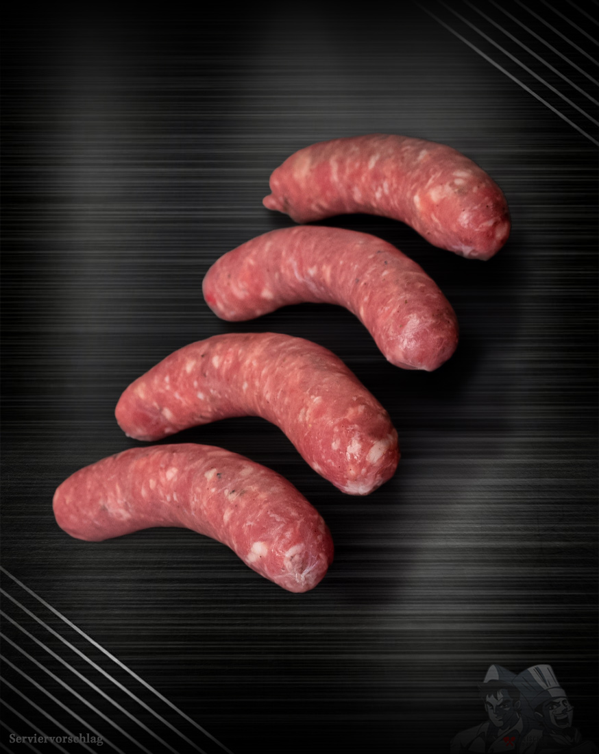 Salsiccia – Mediterraner Genuss aus regionalem Schweinefleisch Frische Salsiccia aus eigener Herstellung auf einem Holzbrett