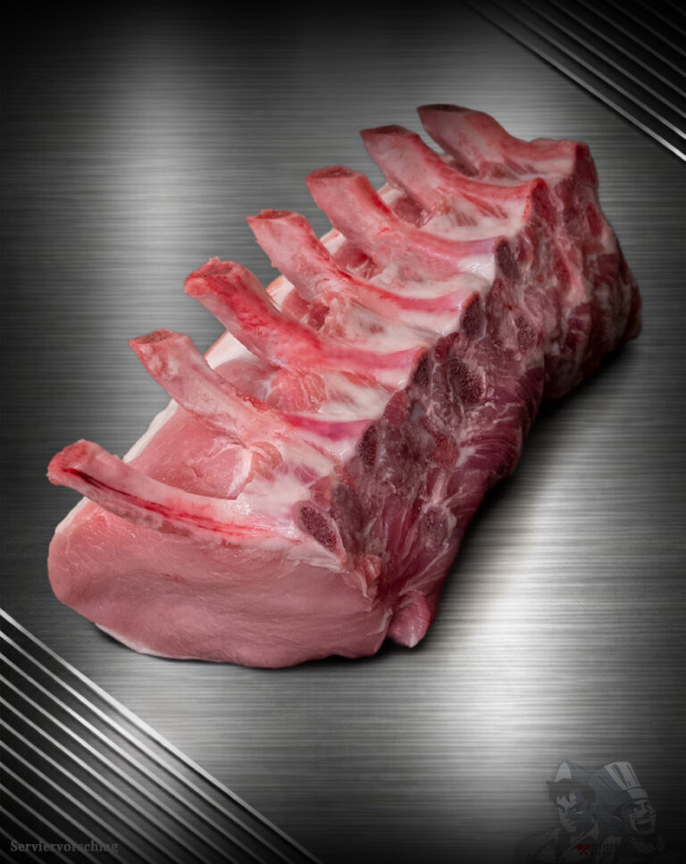 Rohes Schweinekarree vom regionalen Duroc-Schwein am Knochen mit feiner Marmorierung auf neutralem Untergrund.