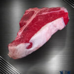 Rohes Michalski T-Bone Steak von der deutschen Weidefärse am Knochen auf neutralem Untergrund