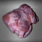Ausgelöste Wildschweinkeule ohne Knochen aus Pommern, dunkel und fein marmoriert