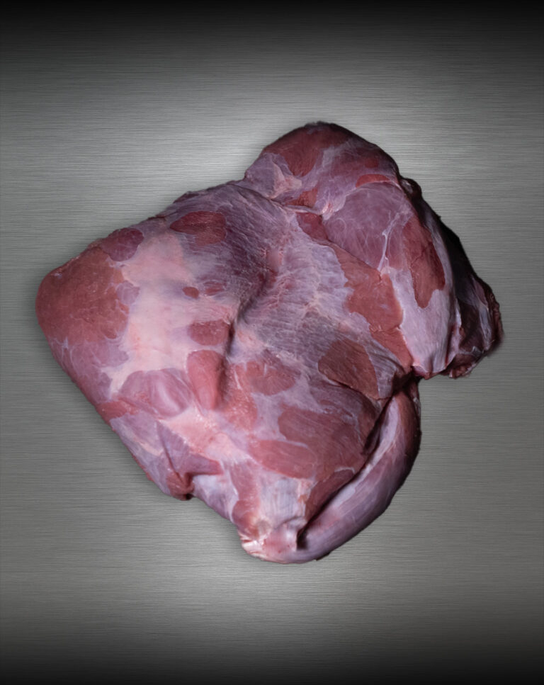 Ausgelöste Wildschweinkeule ohne Knochen aus Pommern, dunkel und fein marmoriert
