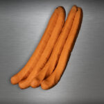 XXL Bockwurst aus Duroc im Rohzustand auf Metallplatte – ehrlich, ruhig, mit Berliner Seele.