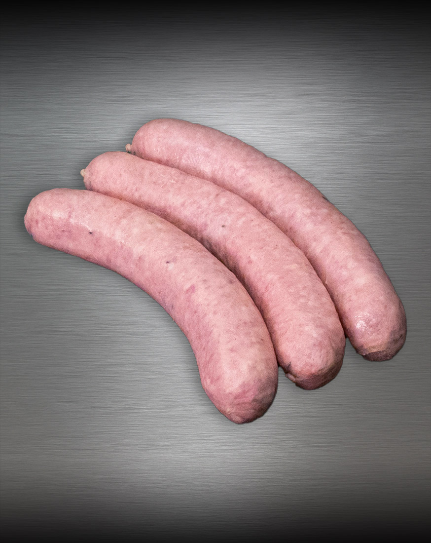 Fläming-Griller – gepökelte Bratwurst aus dem Fläming, elegant in Szene gesetzt auf kühlem Stahl Fläming-Griller gepökelte Bratwurst, fein glänzend und zartrosa auf gebürstetem Metall – Sinnbild reinen Genusses