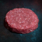 Black Angus Burger Patties mit Salz und Pfeffer gewürzt.