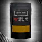 FuK Ku’damm & Curry – Berliner Curry Gewürzmischung in Schale, Currywurst daneben