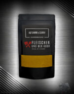 FuK Ku’damm & Curry – Berliner Curry Gewürzmischung in Schale, Currywurst daneben