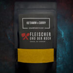 FuK Ku’damm & Curry – Berliner Curry Gewürzmischung in Schale, Currywurst daneben