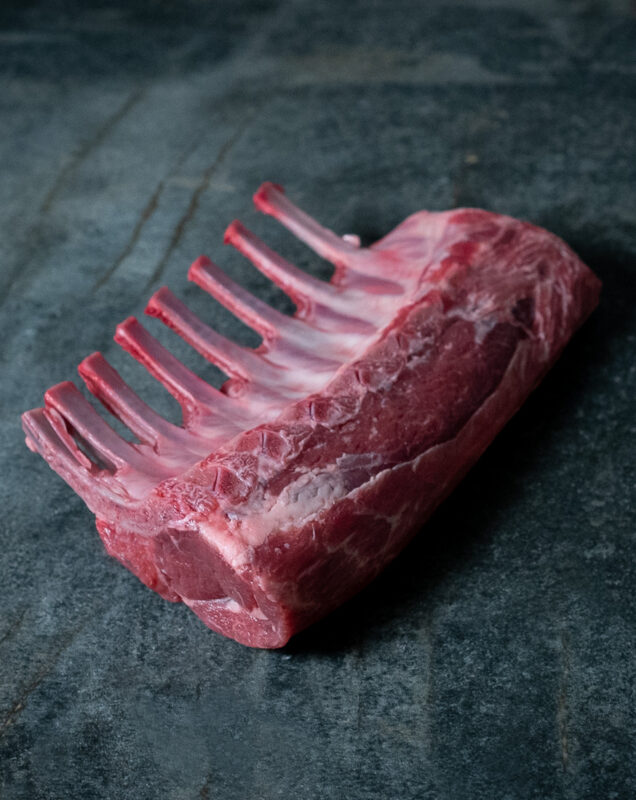 Zartrosa Lammkarree irisches Salzwiesenlamm mit frischen Kräutern