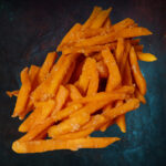 Heimische Süßkartoffel Pommes goldbraun knusprig serviert