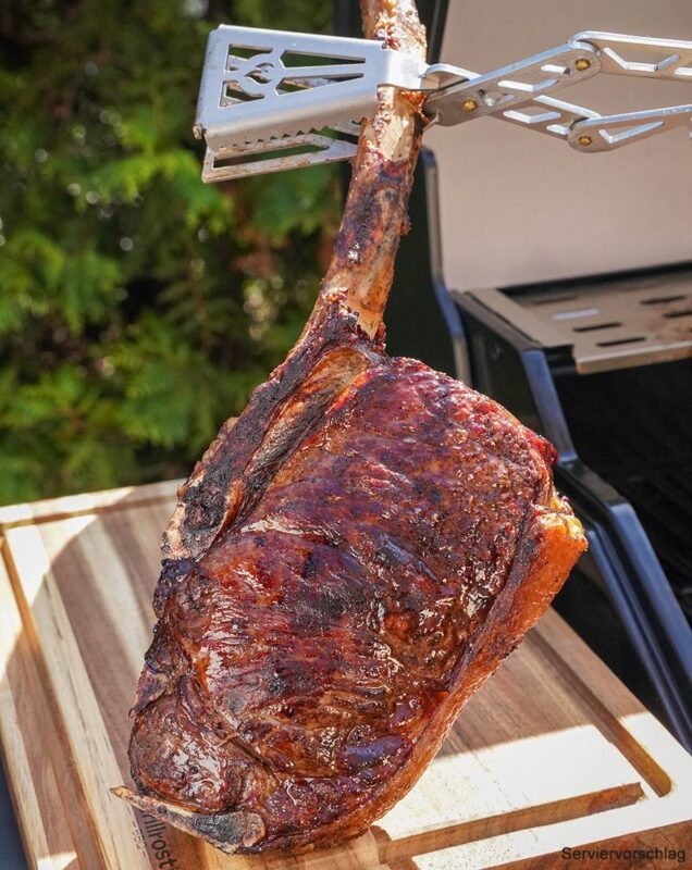 Saftiges Tomahawk Steak Färse vom Wolowina-Rind - Serviervorschlag